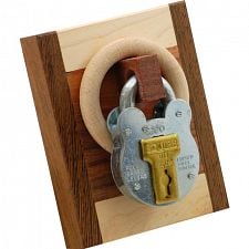 Schloss mit Holz (Lock with Wood)