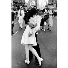 LIFE Cover: V-J Day Kiss In Times Square (Eurographics 628136608206) photo